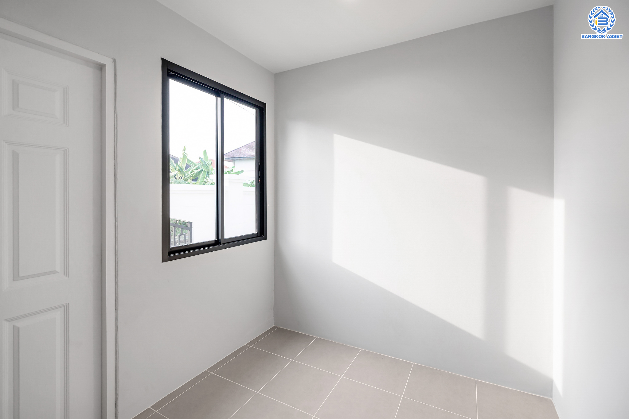 บ้านมือสองตกแต่งใหม่ ม.กฤษดานคร20 ปิ่นเกล้า-ติดถนนบรมราชชนนี เนื้อที่ 198 ตร.ว. บ้านเดี่ยวหลังใหญ่ ตกแต่งสุดหรูดีไซน์ยุโรป พร้อมฟังก์ชัน 4 ห้องนอน 4 ห้องน้ำ 1 ห้องแม่บ้าน จอดรถได้ 5 คัน บนทำเลเชื่อมต่อเมืองอย่างรวดเร็ว ใกล้ทางคู่ขนานลอยฟ้าบรมราชชนนี ทางด่วน "กาญจนาภิเษก" ม.มหิดล และเซ็นทรัลปิ่นเกล้า